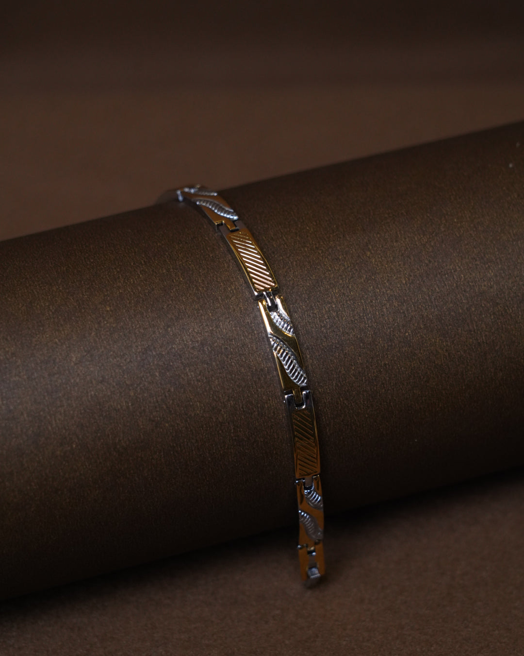 Dual-Tone Designer Link Bracelet – Textured Gold & Silver Finish (8 Inch)