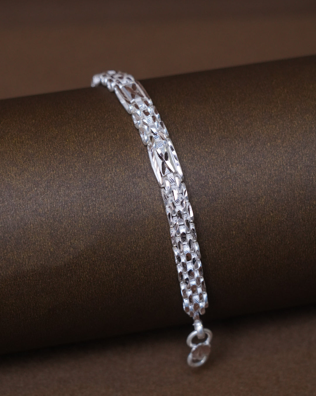 Elegant Silver Link Bracelet – Lightweight Designer Finish (8 Inch)