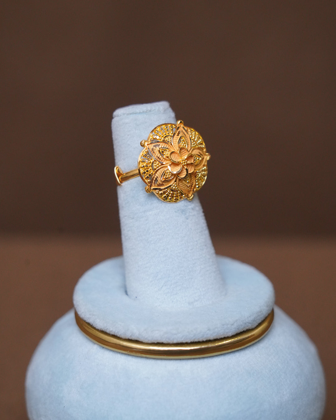 Elegant Floral Gold Ring – Intricate Filigree Design