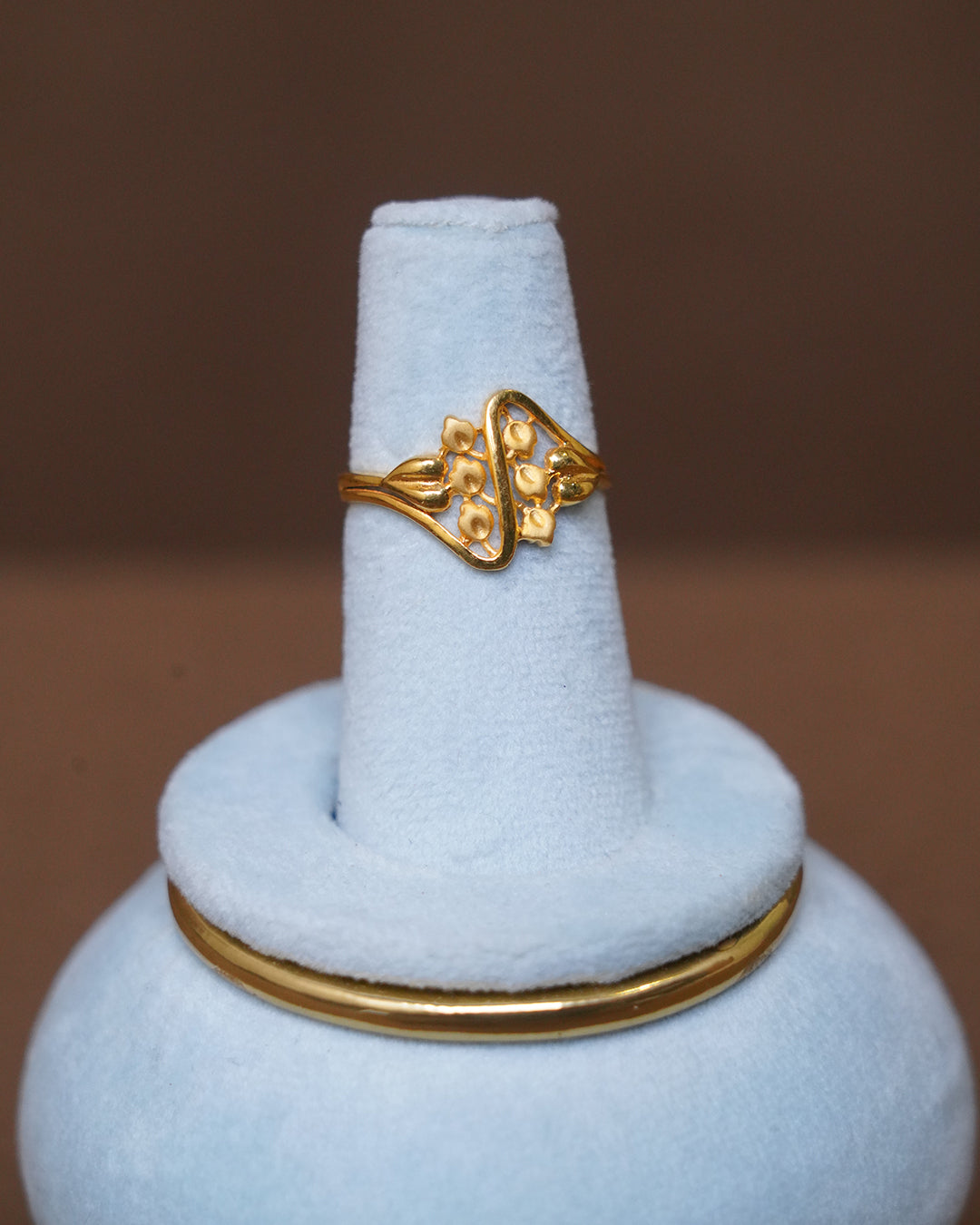 Delicate Floral Gold Ring – Lightweight Elegant Design